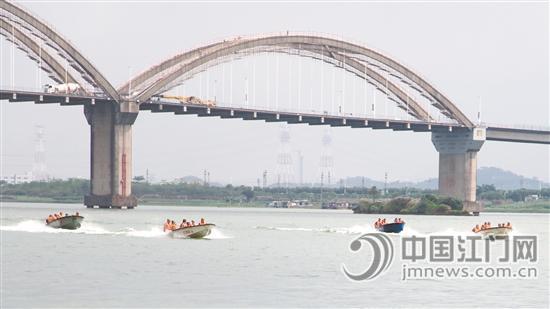 蓬江区民兵轻舟分队在西江水域举行水上综合技能汇报演练。