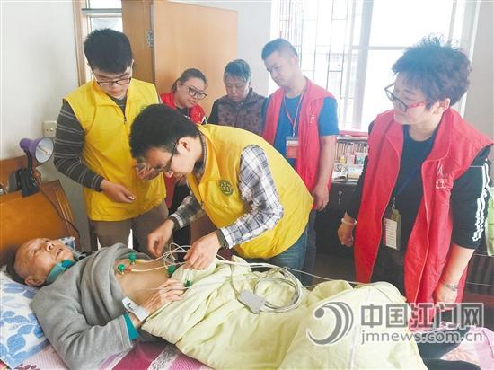 江门五福社区联合市第二人民医院上门为老人体