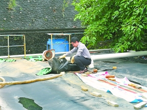 市环保局高级工程师检查处理池氧化反应情况