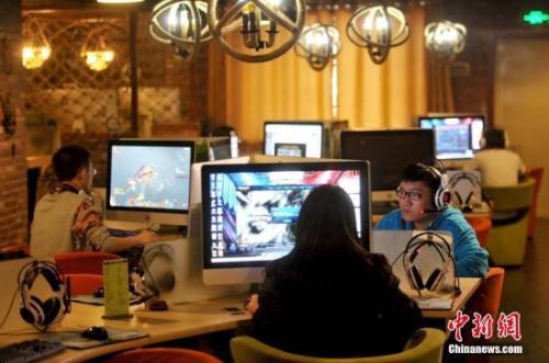 资料图:图为在沈阳一家网吧里玩网络游戏的网民。孙昊声摄