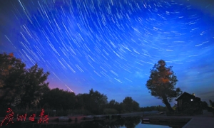 欣赏夜空中的流星雨