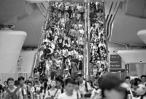 
													 　　昨日，广州南站迎来返城客流高峰，出站人流众多。信息时报记者 朱元斌 摄
												