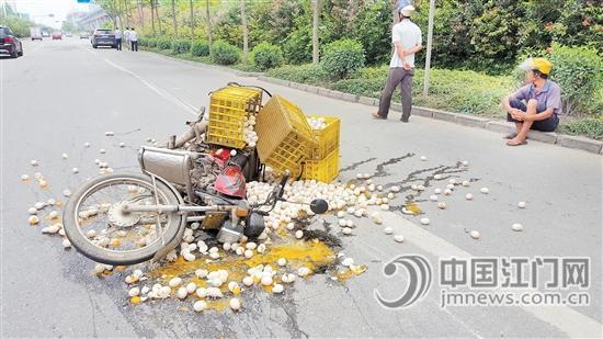 摩托车上拉着的鸭蛋碎了一地，坐在地上摩托车司机有点无奈地看着远处的越野车。