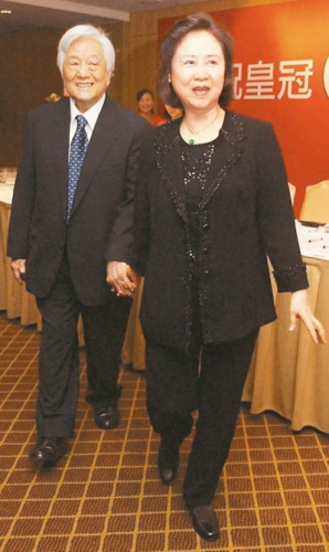 图为琼瑶与平鑫涛出席皇冠五十周年餐会。图片来源：《联合报》。