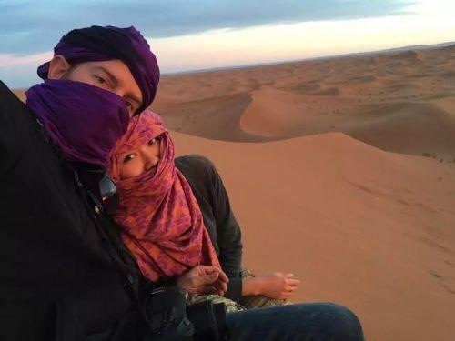 苍蕊夫妇在摩洛哥沙漠中做义工。（资料图片）