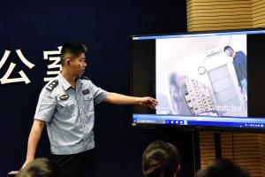 办案民警展示办案过程。