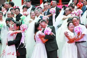 “老爸老妈”穿上西服、婚纱，甜蜜相拥。