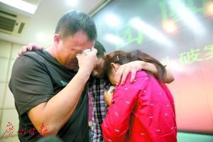近日,被拐16年的儿子终被寻回,父母与孩子相拥失声痛哭。广州日报全媒体记者邵权达 摄