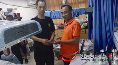 百安装卸公司代表向唐建国(左)转交许佳美的捐款 记者 雷元全 摄