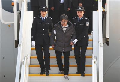 资料图:2016年11月16日,在北京首都机场,“百名红通人员”头号嫌犯杨秀珠走下飞机回国自首。新华社发