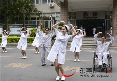 第五人民医院的护士和患者在进行“快闪”表演 东莞时报记者 陈帆 摄