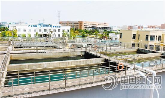 污水到达高新厂后，经过一系列物理、生物处理过程，可达国家一级B标准。