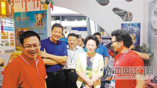 江门市委常委、宣传部部长周惠红参观“唯登兔”展厅。