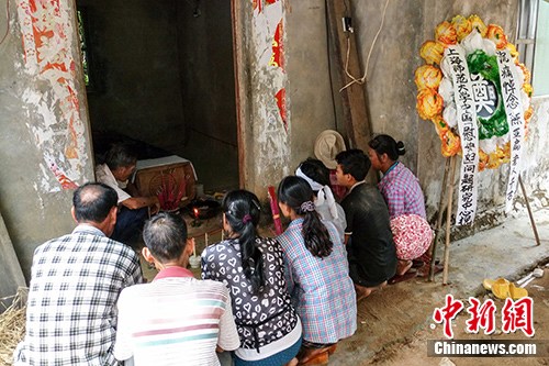 图为陈亚扁亲人在葬礼上祭拜。 中新社记者 尹海明 摄