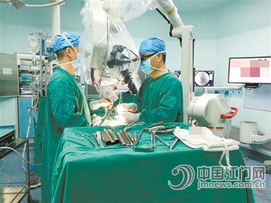 江门市成功施行首例显微镜下腰椎间盘微创手术