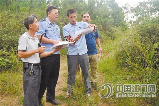 在当地群众的帮助下，郑昌裕（左二）带领派出所民警开展侦查工作。