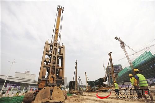 东莞市轨道交通1、2号线联络线工程暨1号线一期土建工程鸿福路施工现场（资料图 蓝业佐 摄）