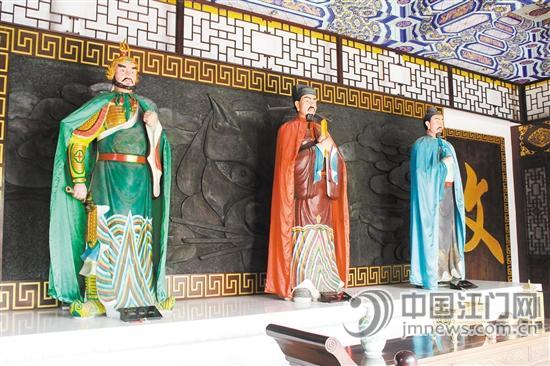 新会宋元崖门海战旅游区的大忠祠内，供奉着忠臣义士张世杰、陆秀夫、文天祥，他们精忠报国的爱国主义精神让后人钦佩。