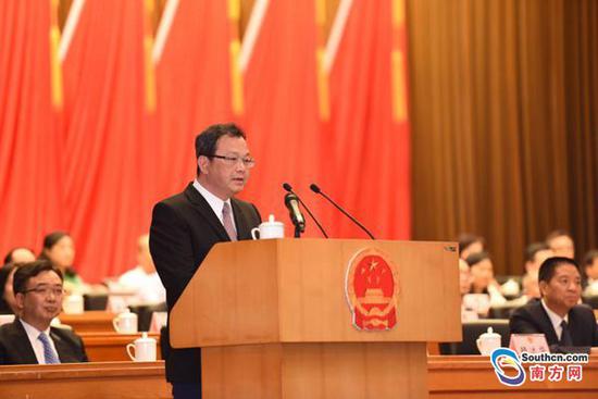 刘毅当选市长后发表讲话,作出五大承诺。 梁文悦摄