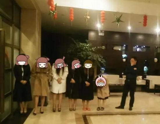 0a3143ce04e45646fc28580f225cc809.jpg 查处现场,女“技师”统统曝光!一旁的警察蜀黍开启自动遮脸模式。