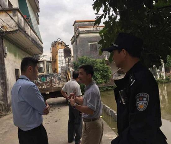 顺德法院执行人员多次到实地探访,最终推动鱼塘塘基加固施工。(顺法宣供图)