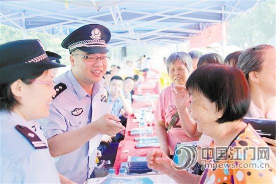 民警接受群众咨询。