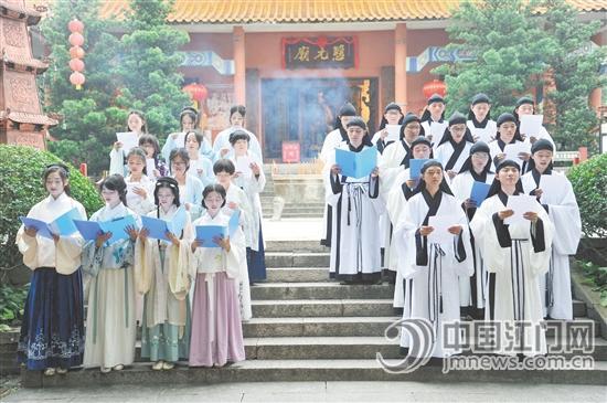 祭祀仪式开始后，传统文化爱好者们在现场朗诵《大学》。