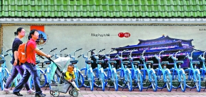 广州荔湾区宝华路一处停放点，共享单车摆放整齐。