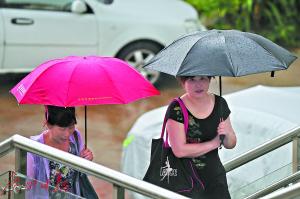 昨日城区下起了阵雨。广州日报全媒体记者卢政 摄