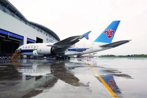 
													 　　昨日，南航首架A380完成定检项目及试飞，进入喷漆机库重新喷漆后即可重新投入运营。信息时报记者萧嘉宁 通讯员马旭辉 摄
												