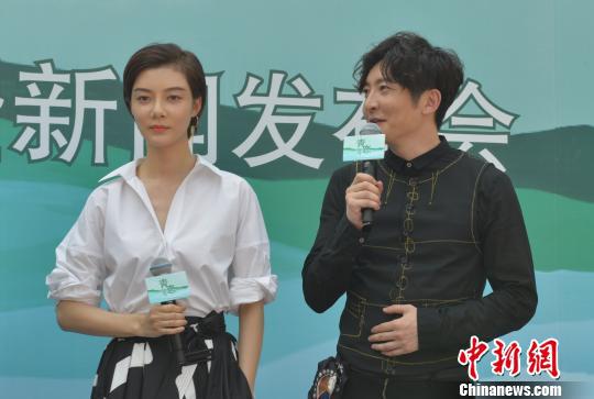 图为:车晓与郭京飞在开机仪式上讲话。 李晨韵 摄