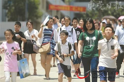 昨日,东华初级中学举行小升初面试。图为参加完面试的学生步出校园(记者 程永强 摄)