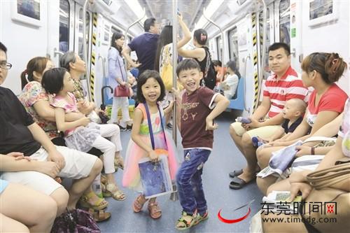 一年来,2号线累计运送旅客3566万人次,日均客运量9.8万人次(资料图 程永强 摄)