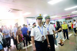 图为执法人员在广东药科大学附属第一医院进行检查。