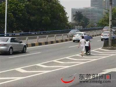 宏图路跨线桥车流量比较大，经常可以看到人车混行场景 记者 王飞 摄