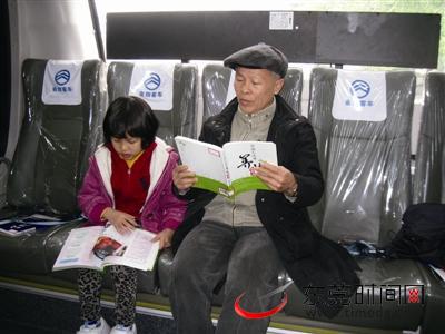 2013年，莞城文化广场，两位读者在图书流动车上阅读