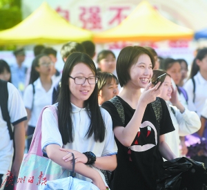 走出考场,考生开心地向亲友汇报。
