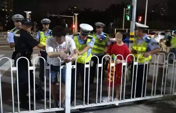 　　交警将两人带往派出所▲