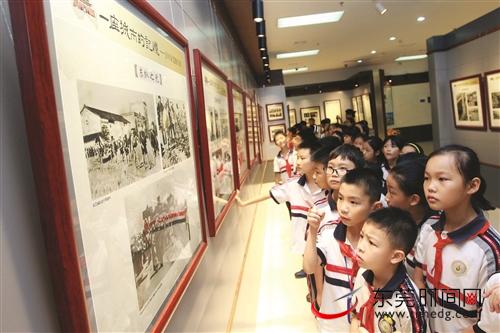 来自南城阳光第六小学的学生参观了市档案馆“百年东莞图片展”本报记者 杨泽彬 摄