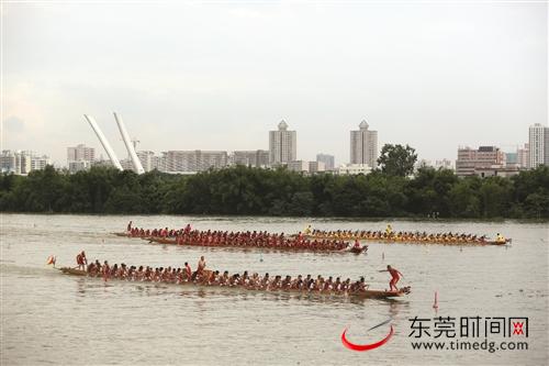 高埗镇举行2017年龙舟锦标赛，18条村的龙舟队展开激烈较量 本报记者 郑家雄 摄