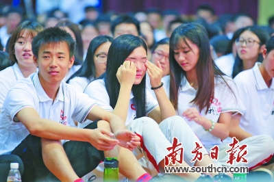 同学不哭,今日的分离是为了明日的相聚。