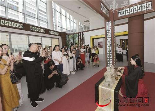 服装设计师和摄影家组成的采风团观看莞香香道表演 赵水平 摄