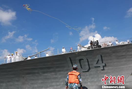 “斯特雷特”号驱逐舰属美国海军伯克级导弹驱逐舰,于2008年服役,舷号104,长155.7米,宽20.24米,最大排水量9217吨。此次访问,随舰来访官兵共380人。江晓卫 摄