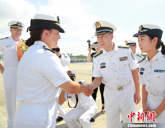 　　中国海军南海舰队参谋部办公室主任王小华与美方舰长亲切握手。　江晓卫 摄