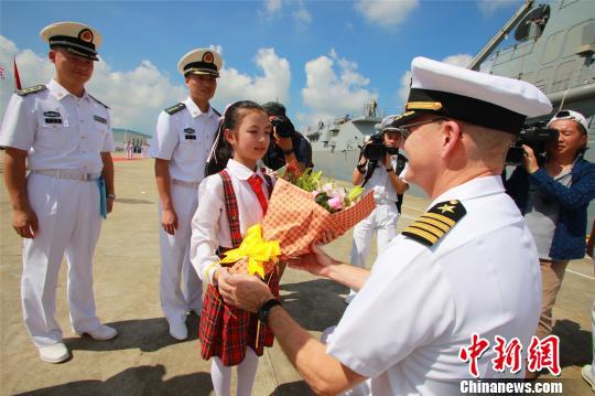 访问期间，中美两国海军官兵将相互参观军舰，开展拔河、足球、篮球、台球及厨艺交流等联谊活动，并一同前往湛江市特殊学校与学生们互动。 周启青 摄