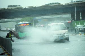 深圳部分路段路面积水严重。