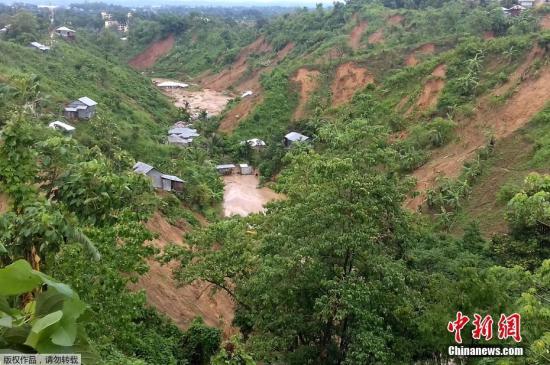 孟加拉国东南部地区因暴雨引发山体滑坡。