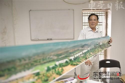 陈妹展示他的摄影作品