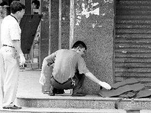 　　2004年5月12日，海珠区侨诚花园发现一疑似爆炸物，杨伟康（右）在现场处置。图为杨伟康工作照。