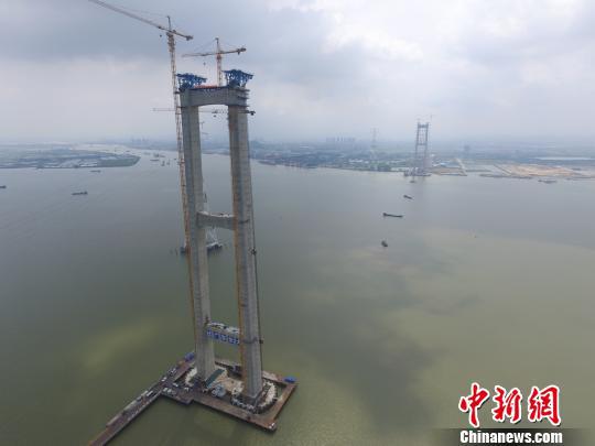     6月16日，虎门二桥坭洲水道桥东西主塔成功牵引先导索过江　欧阳征朝　摄